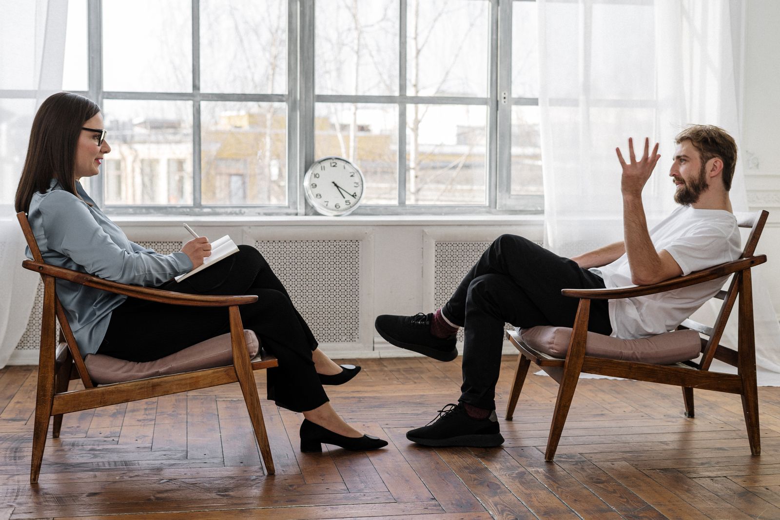 Twee stoelen tegenover elkaar in een lichte ruimte